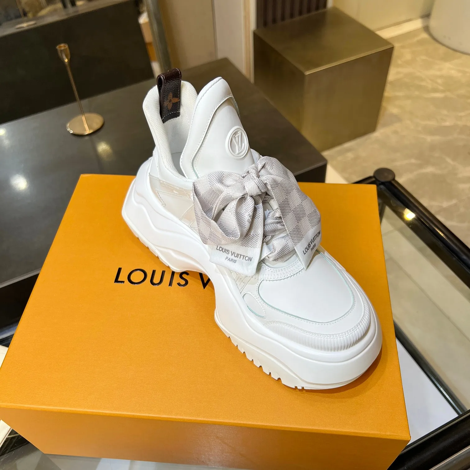 👟👟Ex-factory price 760👟👟 Nicolas Ghesquieye once again refined the design essence of LVArchlight sneakers to create LVArchlight2.0 platfrm sneakers. The combination of multiple technical materials, the wide outsole and the exaggerated tongue highlight the series' recognition, and the latter is marked with the LVCirCle logo 35-41